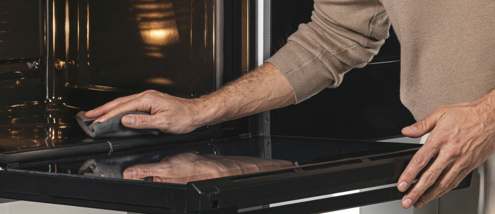 PIEKARNIK HAIER H6 ID48M5YTB SERIA 4 dwa systemy czyszczenia pyroliza hydroliza woda spalanie resztek wycieranie szmatką łatwe usuwanie zabrudzeń