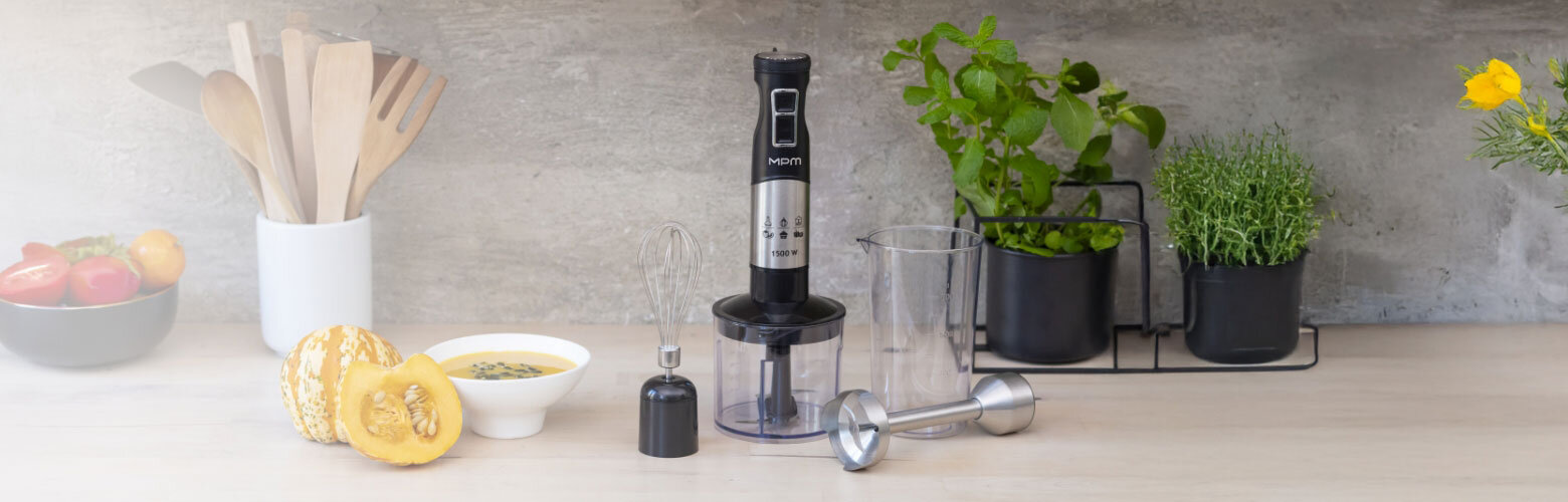 Blender ręczny MBL-34M na kuchennym blacie wraz z akcesoriami.