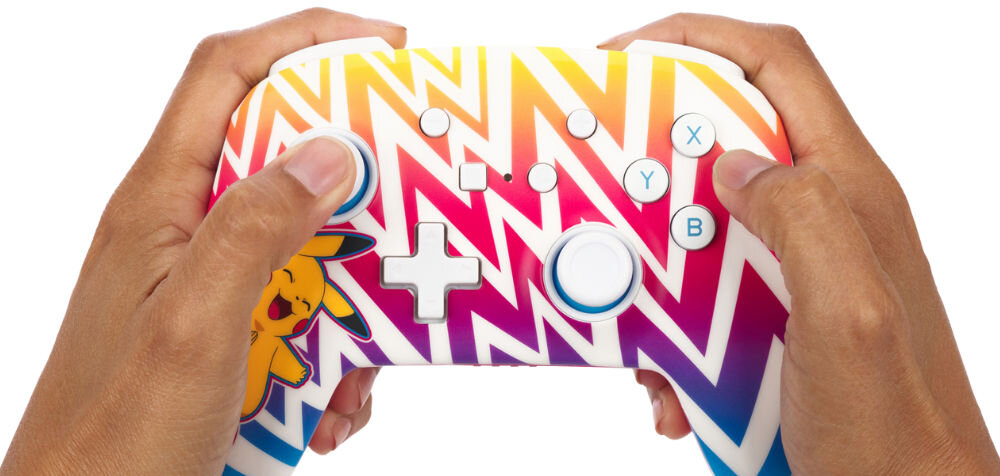 Kontroler POWERA NSGP0262-01 Enhanced Pikachu Vibrant prezentacja kontrolera na białym tle ręce na kontrolerze pewnie leży w dłoniach ergonomiczna konstrukcja teksturowane uchwyty komfort kontrola