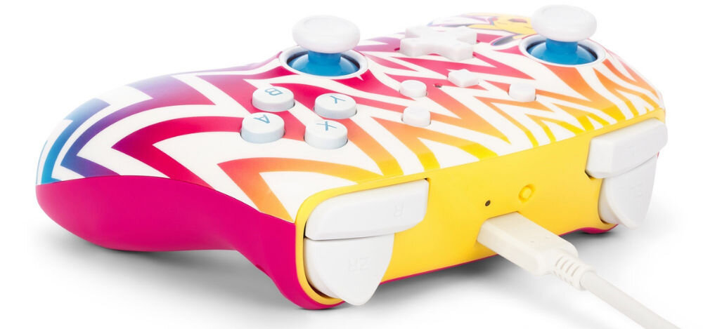 Kontroler POWERA NSGP0262-01 Enhanced Pikachu Vibrant prezentacja kontrolera od przodu na białym tle zatwierdzony przez Nintendo zgodność ze wszystkimi modelami konsoli Switch inspirowany ulubionym bohaterem oficjalna licencja bezpieczny
