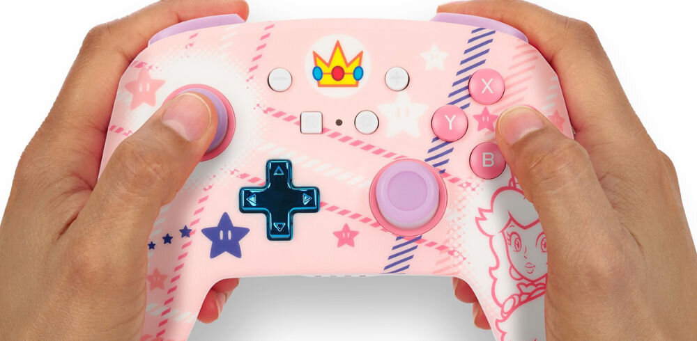 Kontroler POWERA NSGP0255-01 Enhanced Princess Peach Plaid prezentacja kontrolera od przodu ręce na kontrolerze na białym tle bezprzewodowy pad Nintendo Switch oficjalnie licencjonowany kompatybilność z Nintendo Switch|Switch OLED|Switch Lite Księżniczka Peach