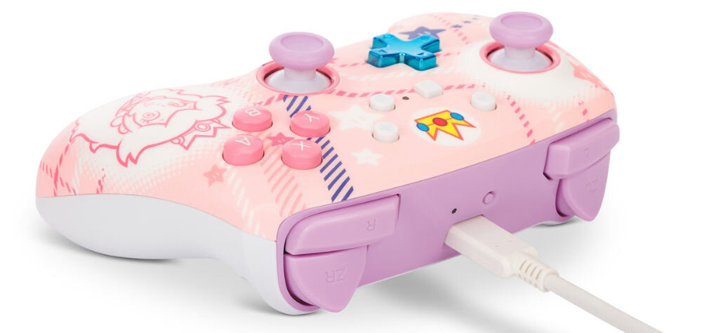 Kontroler POWERA NSGP0255-01 Enhanced Princess Peach Plaid prezentacja kontrolera od strony portu USB-C na białym tle subtelny wzór pastelowe kolory wyróżnij się na tle innych graczy przemyślana ergonomia dla fanów estetyki Nintendo