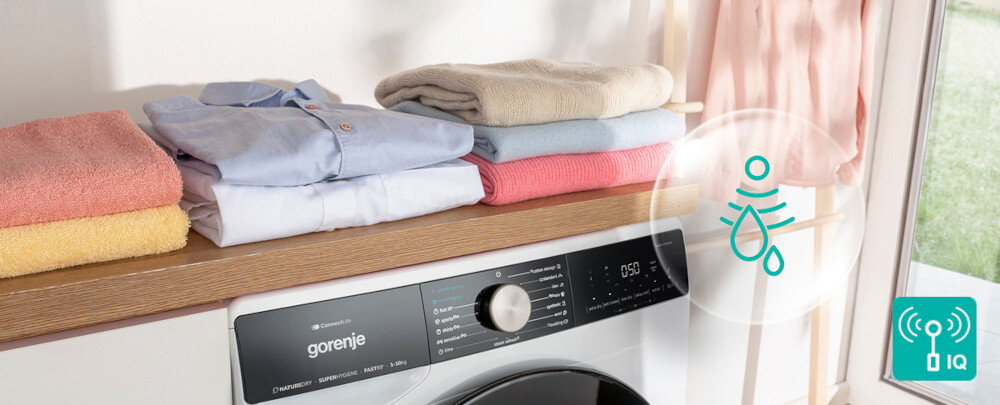 SUSZARKA GORENJE DNS93PL wizualizacja lifestyle ikona panel pokrętło złożone ubrania na suszarce odzież koszule koszulki kolorowe Czujnik wilgotności poziom suchości kontrola