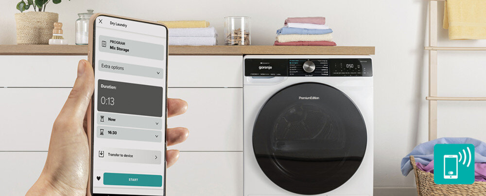 SUSZARKA GORENJE DNS93PL wizualizacja lifestyle suszarka front zamknięta smartfon telefon w dłoni aplikacja ConnectLife zdalne sterowanie Intuicyjne sterowanie