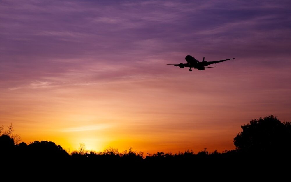 Obiektyw PANASONIC S-R70300E 70-300mm f-4.5-5.6 samolot na tle zachodu słońca   