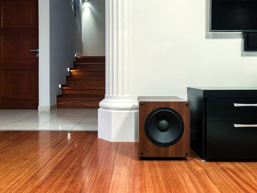 Subwoofer TAGA HARMONY TSW-210 - Stabilne zasilanie, kabel zasilania typu IEC
