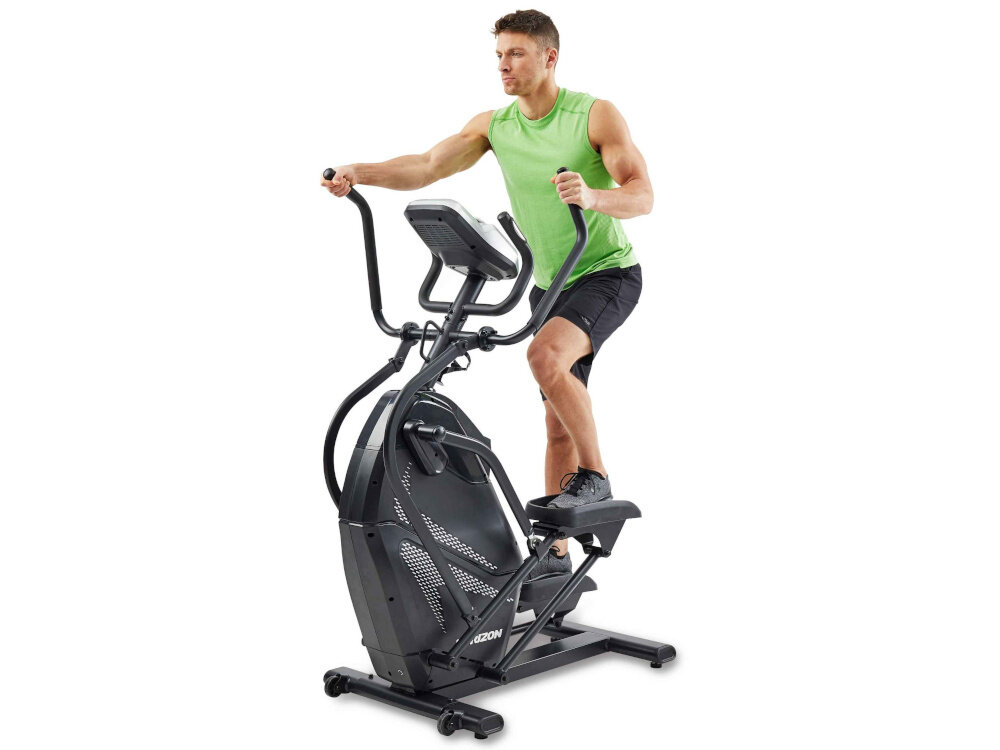 Orbitrek HORIZON FITNESS HT 5.0 Peak Trainer osoba ćwiczy na maszynie na białym tle widok od przodu po skosie magnetyczny system oporu ECB opór powietrzny płynność i stabilność ruchu dziesięciostopniowa regulacja lekkie ćwiczenia wymagające treningi interwałowe