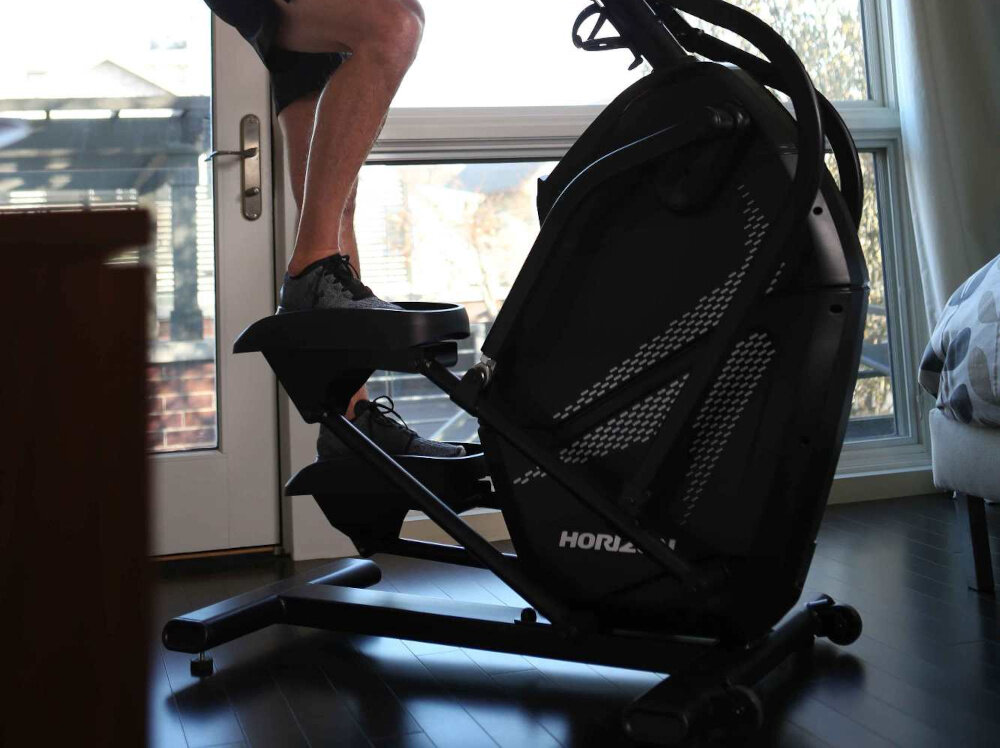 Orbitrek HORIZON FITNESS HT 5.0 Peak Trainer zbliżenie na pedały podwójny uchwyt z sensorami pulsu wąski rozstaw podestów 6,4 cm naturalna postawa podczas ćwiczeń