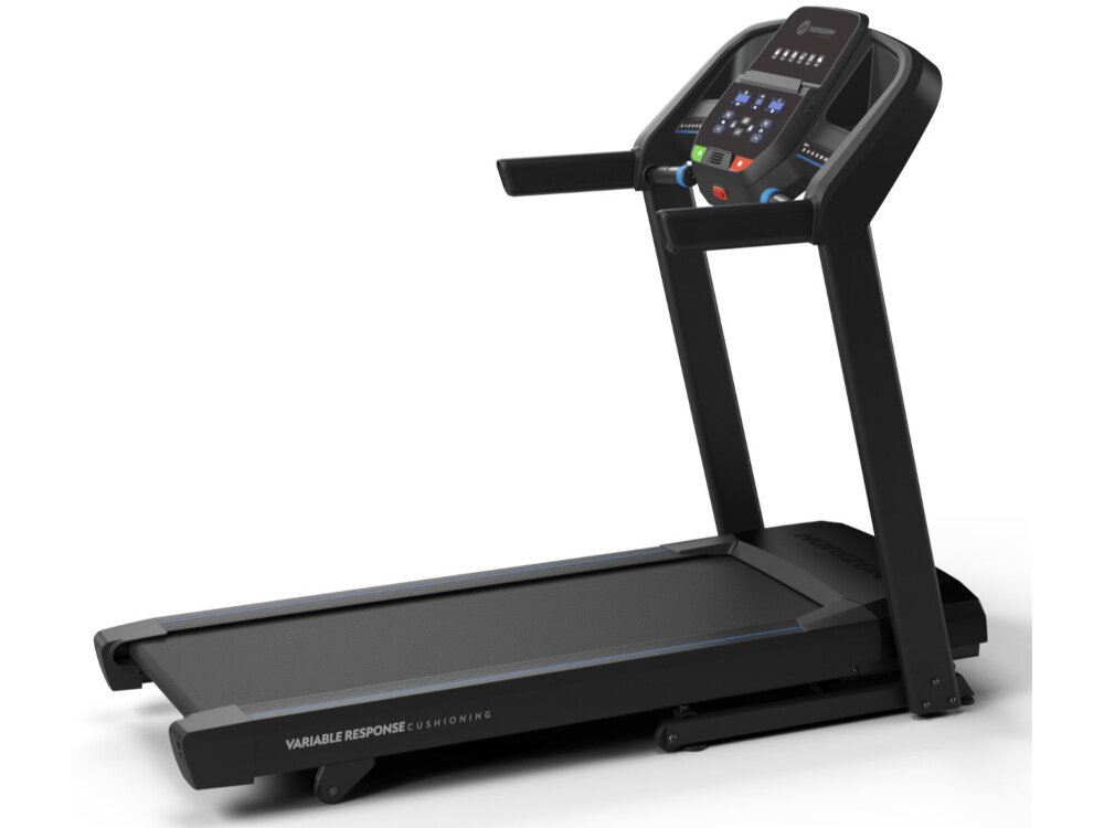 Bieżnia elektryczna HORIZON FITNESS T101 -27 1840W 18km-h bieżnia na białym tle widoczna pod lekkim skosem z boku silnik Digital Drive o mocy 2,5 PS / 1,84 kW stabilna praca przy dużym obciążeniu utrzymuje stałą prędkość mocny napęd wspiera płynne przyspieszanie i precyzyjną regulację prędkości