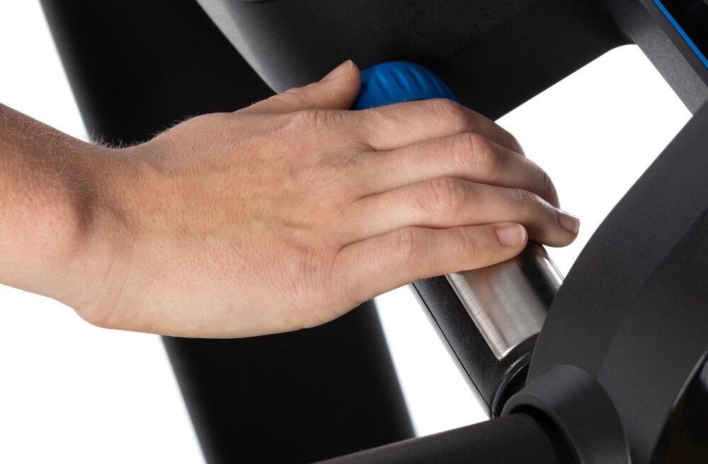 Bieżnia elektryczna HORIZON FITNESS T101 -27 1840W 18km-h zbliżenie na czujniki pulsu osoba trzyma dłoń na czujniku białe tło ręczne czujniki pulsu bieżące monitorowanie częstotliwości akcji serca można kontrolować intensywność treningu dopasować tempo do swojego poziomu kondycji bezpieczne ćwiczenia