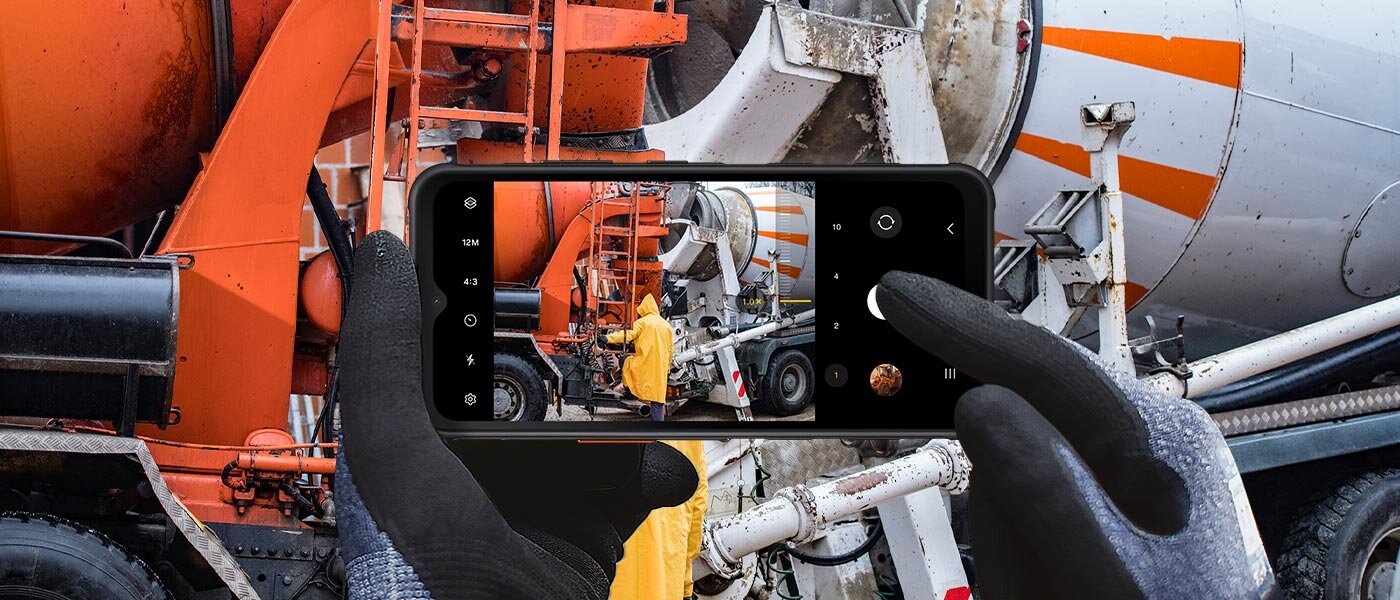 telefon Galaxy XCover7 obsługiwany w rękawicach roboczych na budowie telefon Galaxy XCover7 obsługiwany w rękawicach roboczych na budowie