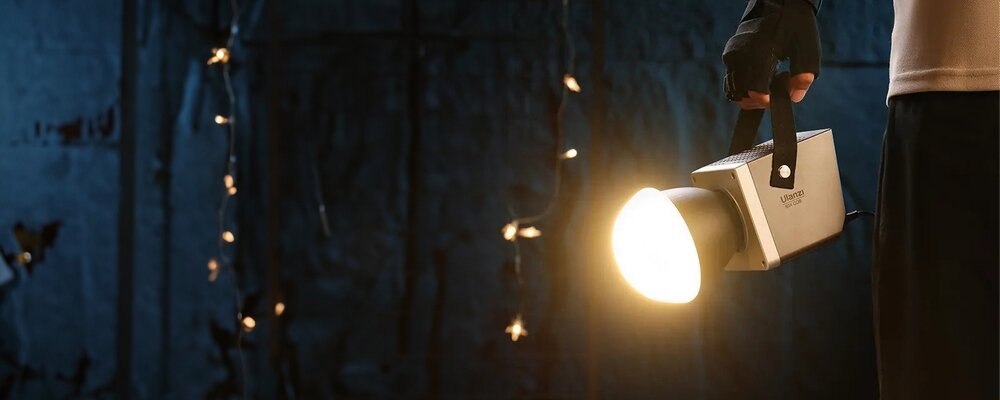 Lampa LED Ulanzi LT005 podczas pracy z założoną kopułą dyfuzyjną