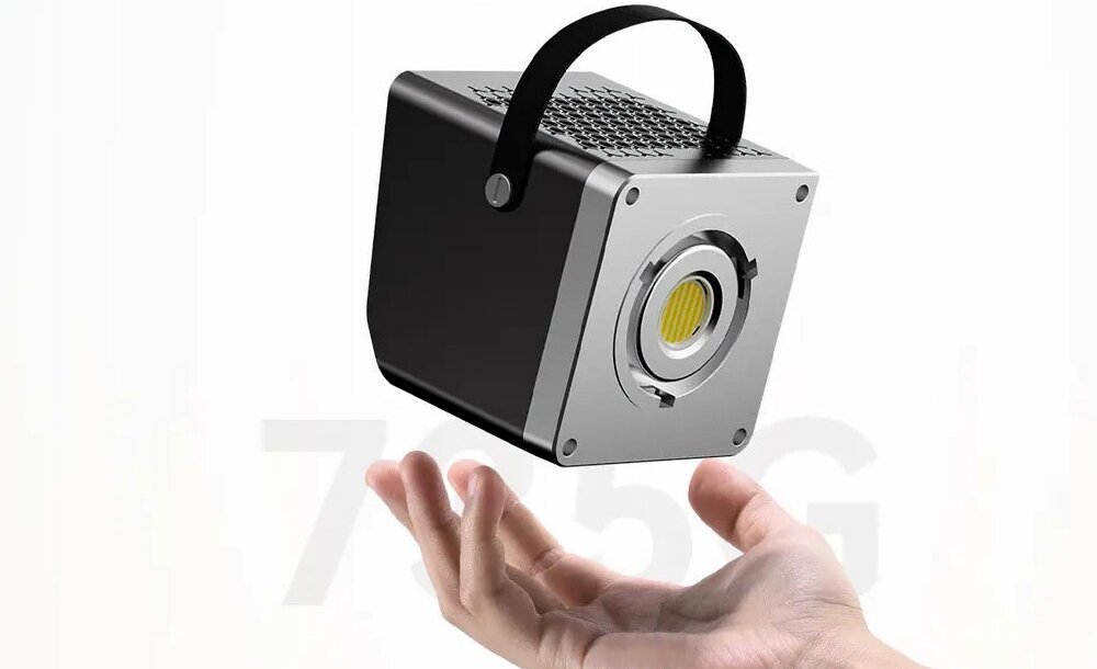 Lampa LED Ulanzi LT005 na ręce