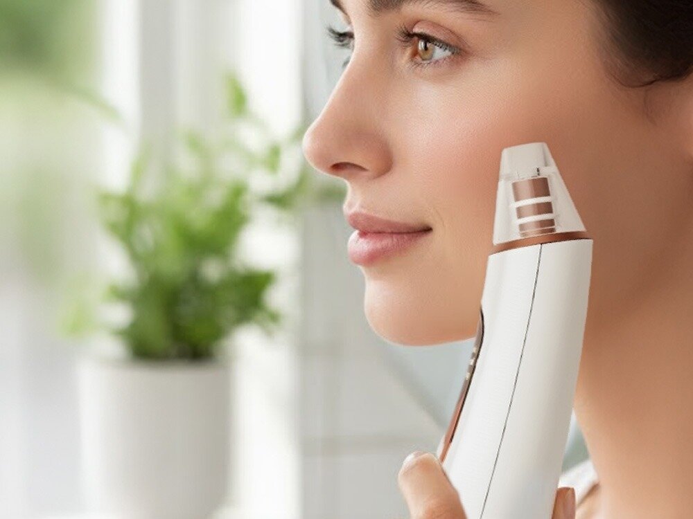 Urządzenie do mikrodermabrazji BeautyMe BR501 Skin Prrotect akumulator ładowanie czas pracy Zbliżenie na profil kobiety używającej BeautyMe BR501 do oczyszczania porów, podkreślające ergonomiczną konstrukcję urządzenia.