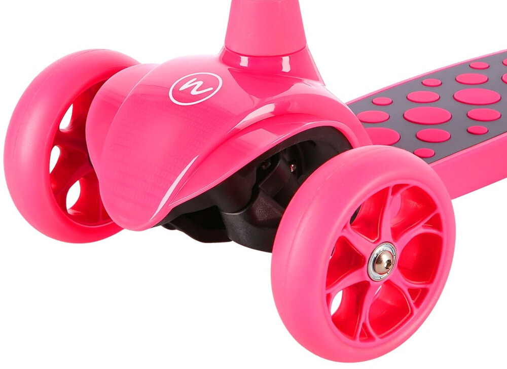 Hulajnoga dla dzieci NILS FUN HLB02 Różowy zblizenia na przednie kola na bialym tle kola z materialu PU lozyska ABEC-7 plynna jazda trwalosc przednie kolo srednica 12 cm tylne kolo srednica 7,5 cm stabilnosclatwe manewrowanie odpornosc na scieranie dobre tlumienie wstrzasow
