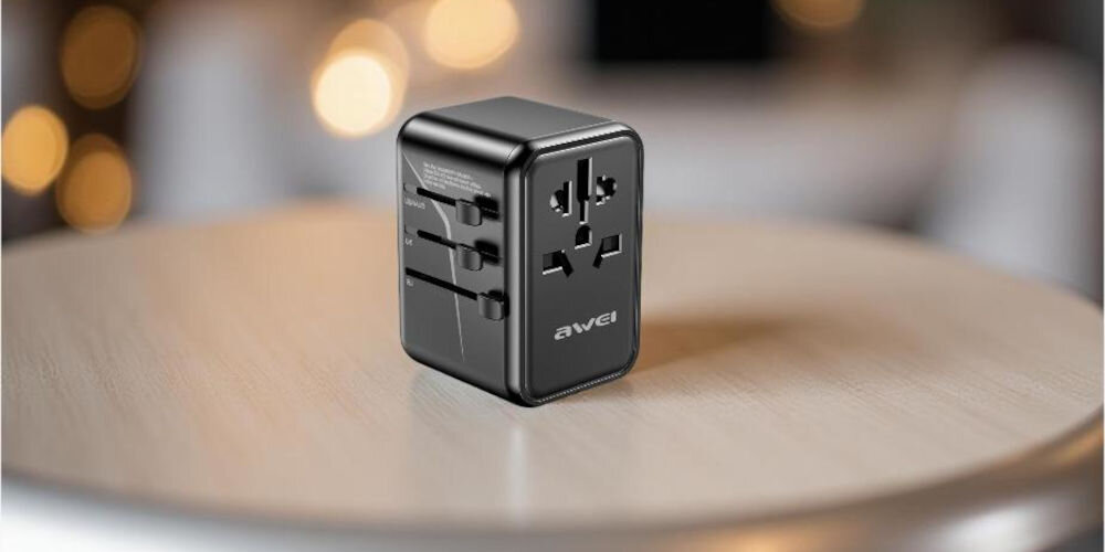 Adapter AWEI C-40 Czarny, zasilanie, moc, ładowanie, energia, adapter stoi pionowo na blacie drewniany frontem lewo skos