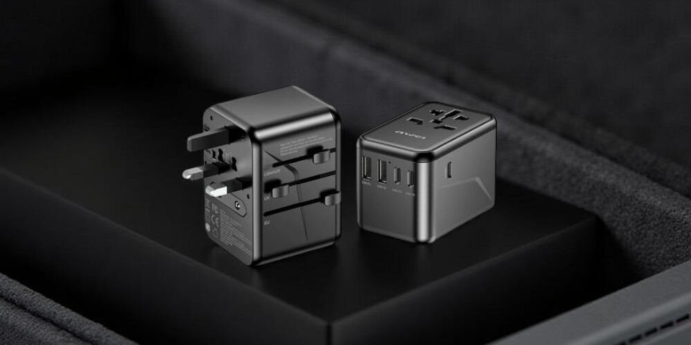 Adapter AWEI C-40 Czarny, ładowanie, mobilne, podróż, elastyczność, na czarnej podstawie stoi adapter w pozycji pionowej i poziomej frontem prawo skos