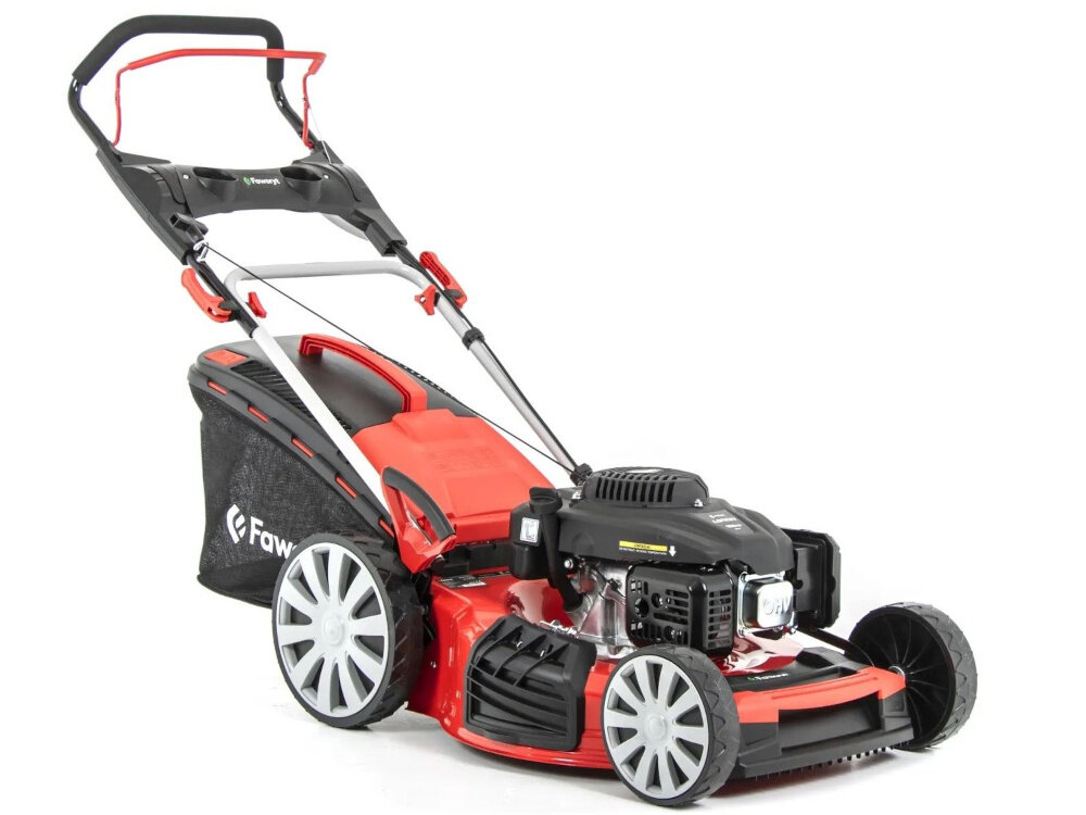 Kosiarka spalinowa FAWORYT SH51P196L-3W1 Loncin V200 510mm 4kW kosiarka na białym tle widoczna od przodu pod skosem zadbany trawnik piękna trawa wydajne zasilanie prosta obsługa