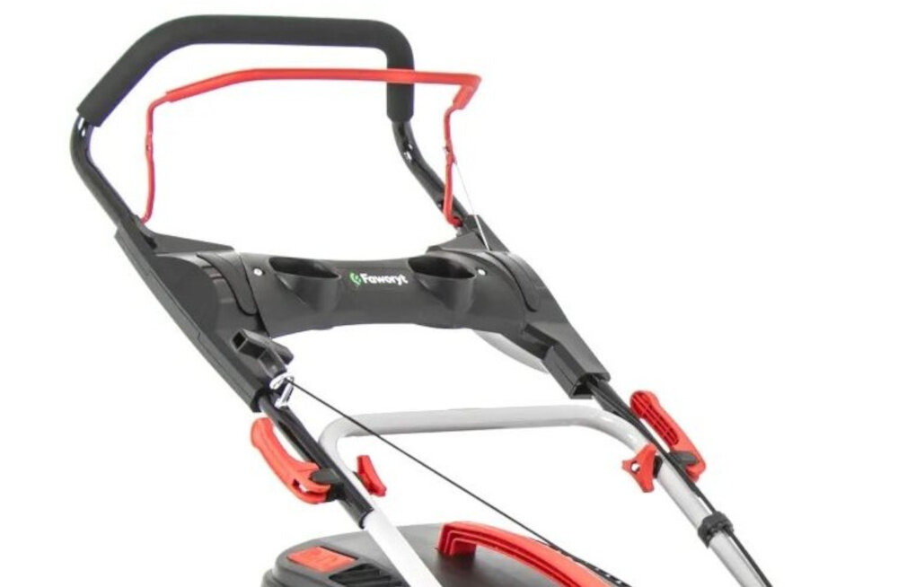 Kosiarka spalinowa FAWORYT SH51P196L-3W1 Loncin V200 510mm 4kW zbliżenie na uchwyt zdjęcie na białym tle komfortowy uchwyt pokryty miękkim wykończeniem pewny chwyt chroni dłonie przed odciskami i otarciami uchwyt można złożyć