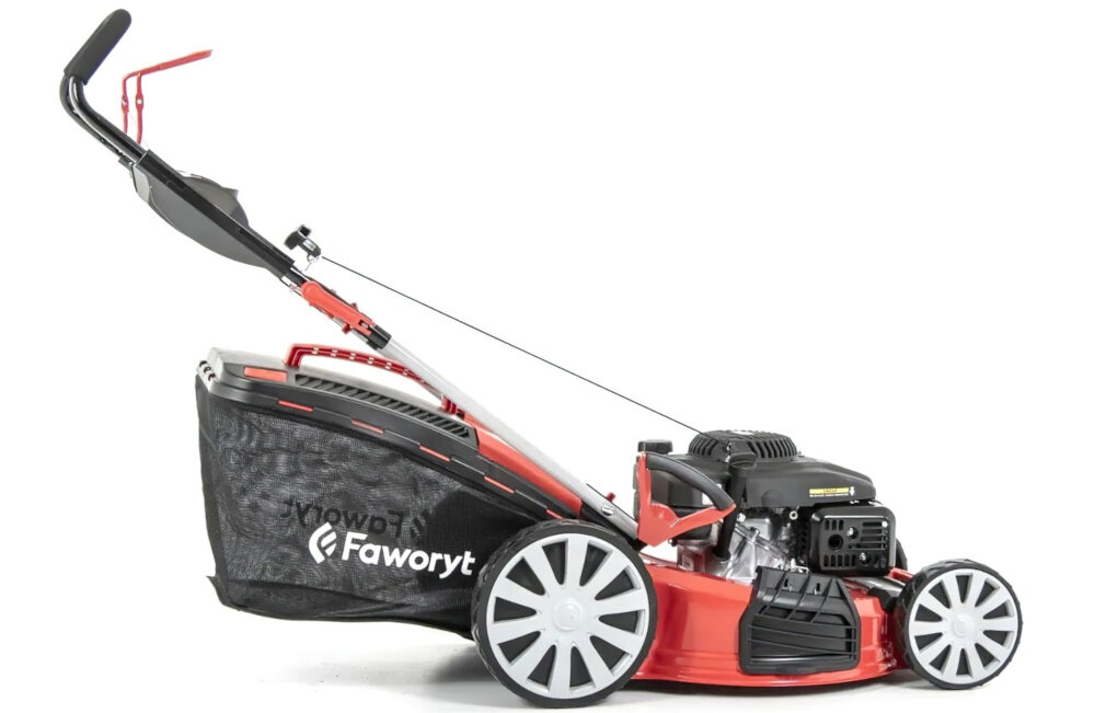 Kosiarka spalinowa FAWORYT SH51P196L-3W1 Loncin V200 510mm 4kW kosiarka na białym tle widoczna z boku urządzenie z napędem porusza się samoczynnie stabilne tempo jazdy równomierne cięcie trawy trawnik wygląda schludnie i bardzo profesjonalnie ślady koszenia są spójne na całej powierzchni