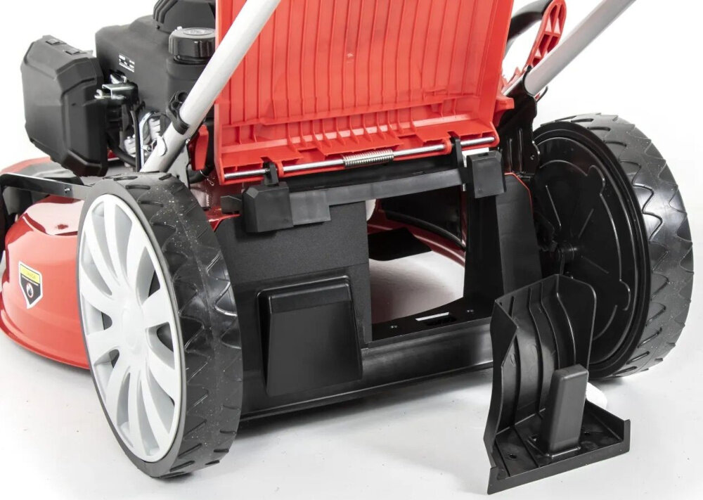 Kosiarka spalinowa FAWORYT SH51P196L-3W1 Loncin V200 510mm 4kW zbliżenie na tył kosiarki obok przystawka do mulczowania opcje wyrzutu trawy wyrzut tylny boczny zbieranie do kosza mulczowanie szybkie rozdrobnienie koszonych roślin naturalna forma nawozu