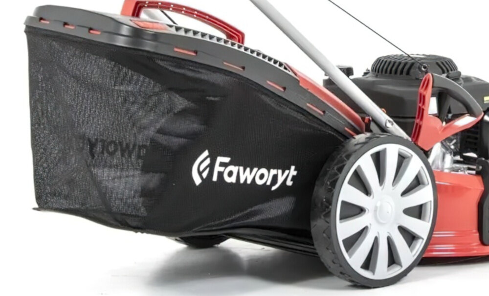 Kosiarka spalinowa FAWORYT SH51P196L-3W1 Loncin V200 510mm 4kW zbliżenie na kosz zdjęcie na białym tle siatkowy kosz o pojemności 65 l aerodynamiczne prowadzenie powietrza duży otwór i praktyczna pokrywa z tworzywa sztucznego wskaźnik naładowania kosza