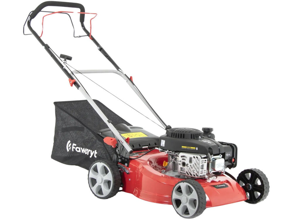 Kosiarka spalinowa FAWORYT SH46N139L Loncin LC1P65FE z napędem 460mm 2.4kW kosiarka na białym tle widoczna od przodu pod skosem zadbany trawnik koszenie trawy