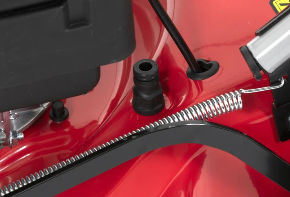 Kosiarka spalinowa FAWORYT SH46N139L Loncin LC1P65FE z napędem 460mm 2.4kW zbliżenie na szybkozłącze do mycia noży szybkozłącze do mycia noża ułatwia płynne przepłukanie elementu tnącego wodą po zakończeniu pracy użytkownik oszczędza czas i wysiłek nóż pozostaje w lepszej kondycji