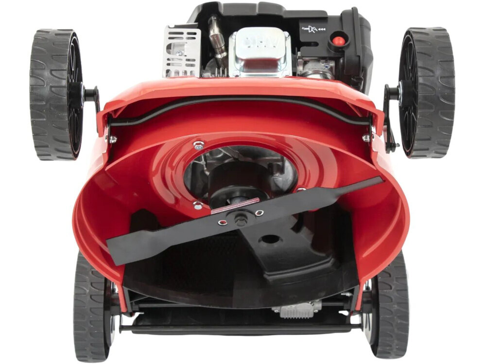 Kosiarka spalinowa FAWORYT SH46N139L Loncin LC1P65FE z napędem 460mm 2.4kW kosiarka na białym tle widoczna od spodu zbliżenie na noże noże z wysokiej jakości stali bardzo wytrzymałe i niemal niezniszczalne wyprofilowane noże kształtowane krawędzie tnące szerokość robocza 46 cm