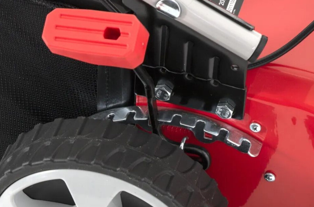 Kosiarka spalinowa FAWORYT SH46N139L Loncin LC1P65FE z napędem 460mm 2.4kW zbliżenie na dźwignię do regulacji wysokości koszenia 8-stopniowa centralna regulacja wysokości koszenia w zakresie 25–75 mm szybko i precyzyjnie dostosować długość trawy do indywidualnych potrzeb system centralny umożliwia jednoczesne ustawienie wszystkich kół równomierne cięcie na całej powierzchni trawnika