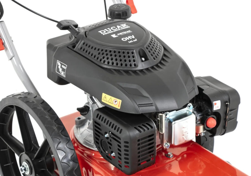 Kosiarka spalinowa Faworyt DK560C 560 mm 3 kW zbliżenie na silnik silnik marki DUCAR DVO160 o mocy 3 kW 4,08 KM moment obrotowy 8,5 Nm energiczne i równomierne koszenie górnozaworowa konstrukcja silnika (OHV) zużycie paliwa jest niższe koszty eksploatacji mniejsze