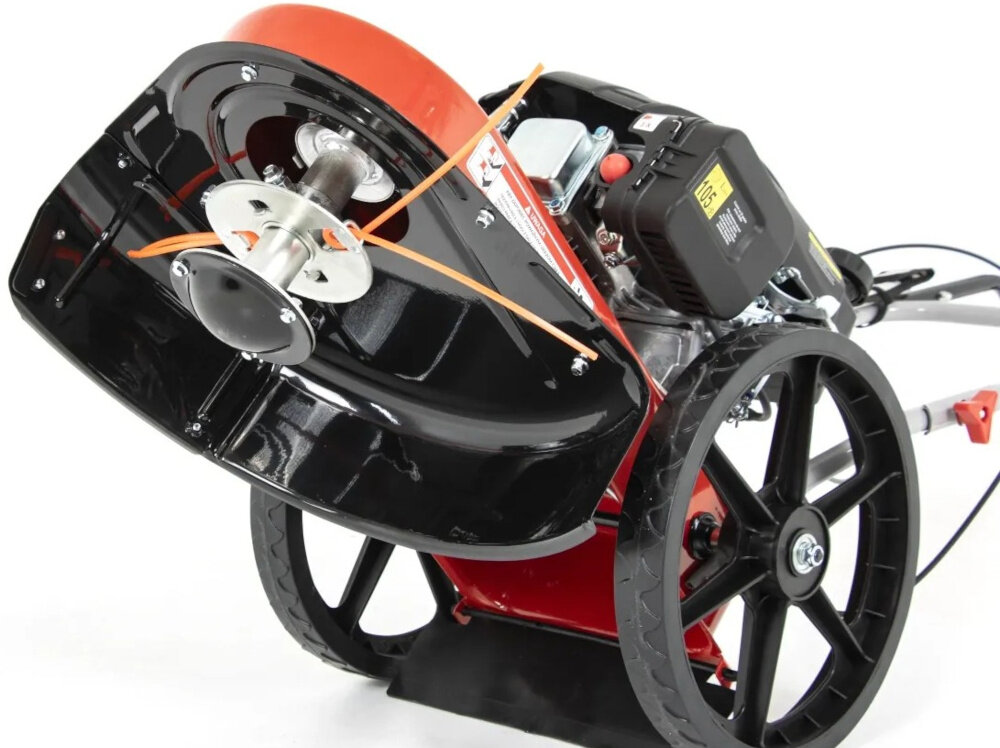 Kosiarka spalinowa Faworyt DK560C 560 mm 3 kW kosiarka na białym tle zbliżenie na żyłkę pracuje z użyciem żyłki tnącej sprzęgło bezpieczeństwa zapobiega przypadkowemu uruchomieniu noża wyłącznik bezpieczeństwa chroni użytkownika przed niepożądanymi sytuacjami