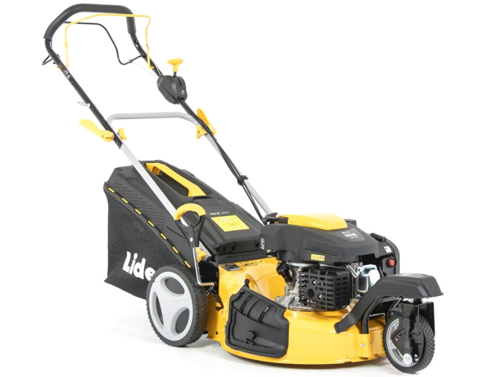 Kosiarka spalinowa LIDER DK20N224T Ducar DV224 510mm 4.4kW kosiarka na białym tle widoczna od przodu pod skosem zadbany trawnik koszenie trawy