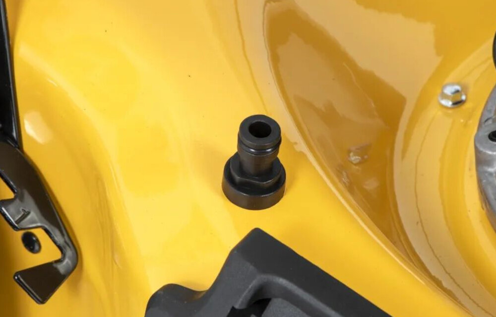 Kosiarka spalinowa LIDER DK20N224T Ducar DV224 510mm 4.4kW zbliżenie na szybkozłącze do mycia noży szybkozłącze do mycia noża ułatwia płynne przepłukanie elementu tnącego wodą po zakończeniu pracy użytkownik oszczędza czas i wysiłek nóż pozostaje w lepszej kondycji