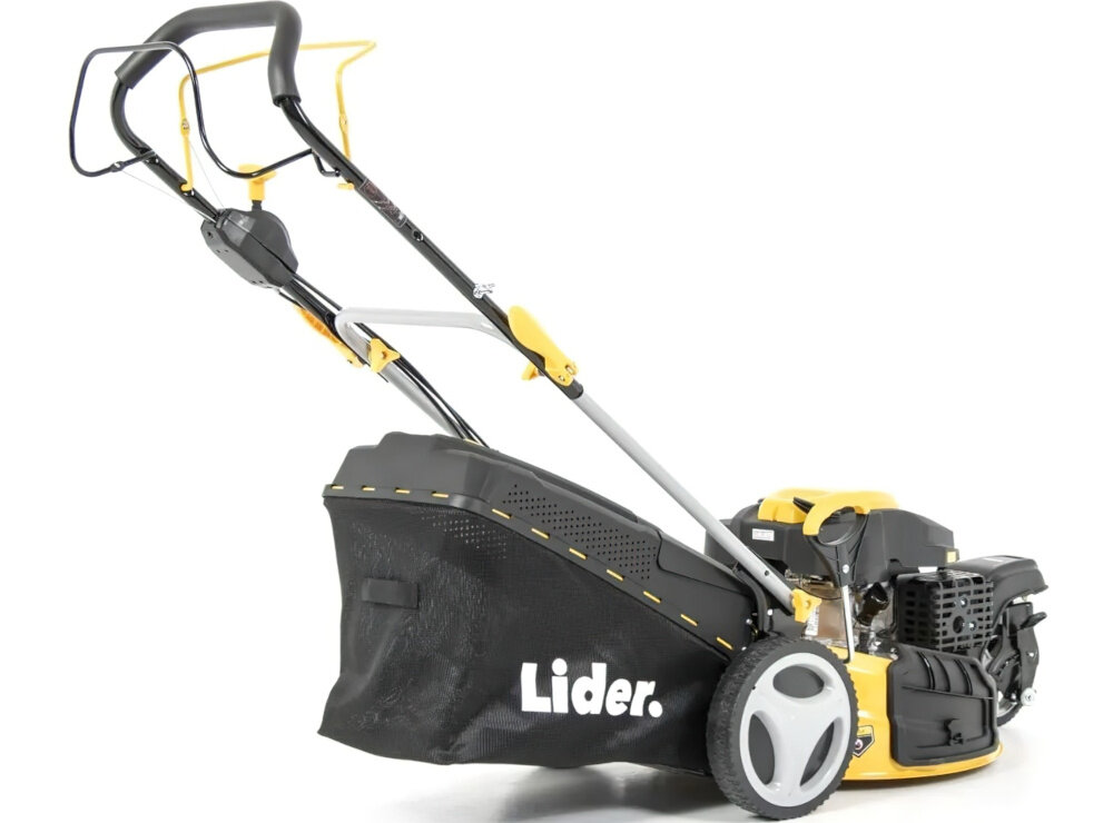 Kosiarka spalinowa LIDER DK20N224T Ducar DV224 510mm 4.4kW kosiarka na białym tle widoczna od tyłu pod skosem siatkowy kosz o pojemności 65 l wskaźnik napełnienia można uniknąć przepełnienia i przerw w pracy pełna kontrola nad procesem koszenia