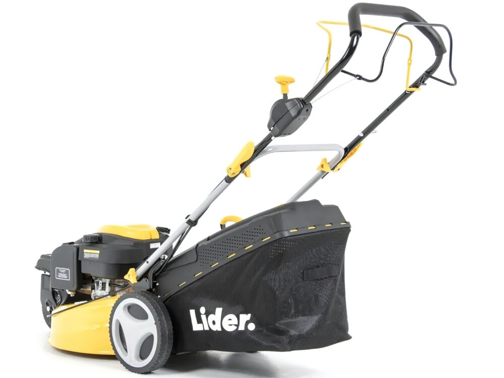 Kosiarka spalinowa LIDER DK20N224T Ducar DV224 510mm 4.4kW kosiarka na białym tle widoczna od tyłu pod skosem wytrzymała obudowa wykonana ze stali o wadze 33 kg trwałość odporność na uszkodzenia mechaniczne stalowa konstrukcja oferuje większą stabilność i dłuższą żywotność