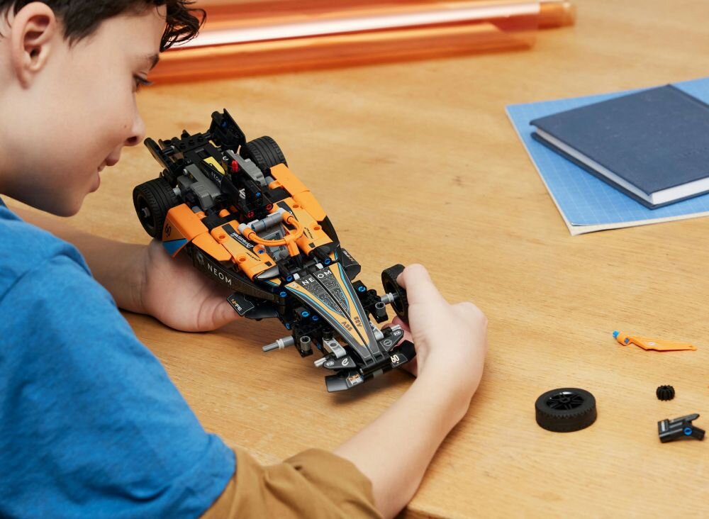 LEGO 42169 Technic NEOM McLaren Formula E Race Car klocki elementy zabawa łączenie figurki akcesoria figurka zestaw