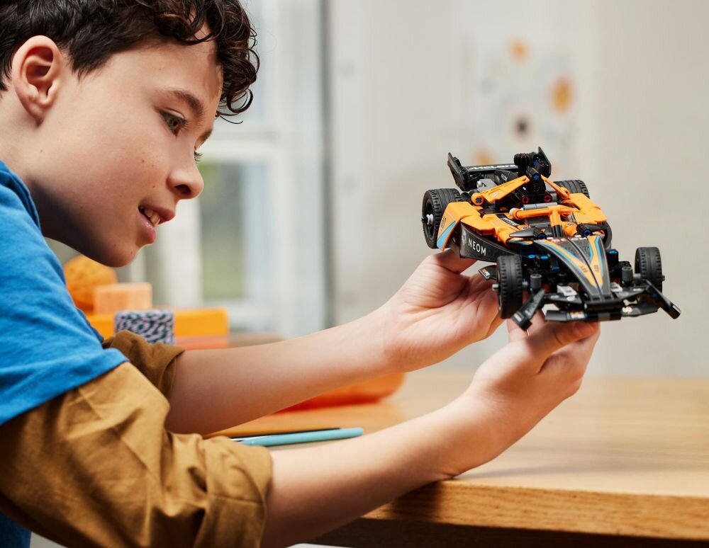 LEGO 42169 Technic NEOM McLaren Formula E Race Car klocki elementy zabawa łączenie figurki akcesoria figurka zestaw