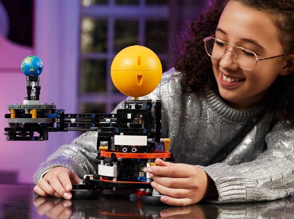 LEGO 42179 Technic Planeta Ziemia i Księżyc na orbicie klocki elementy zabawa łączenie figurki akcesoria figurka zestaw