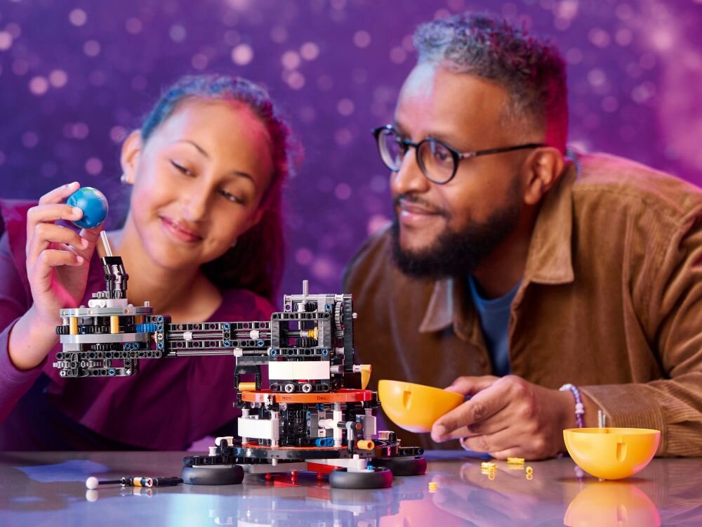 LEGO 42179 Technic Planeta Ziemia i Księżyc na orbicie klocki elementy zabawa łączenie figurki akcesoria figurka zestaw