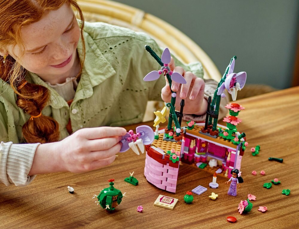 LEGO 43237 Disney Princess Doniczka Isabeli zabawa
