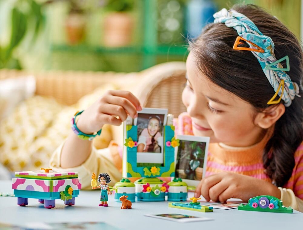 LEGO 43239 Disney Ramka na zdjęcia i szkatułka Mirabel budowanie