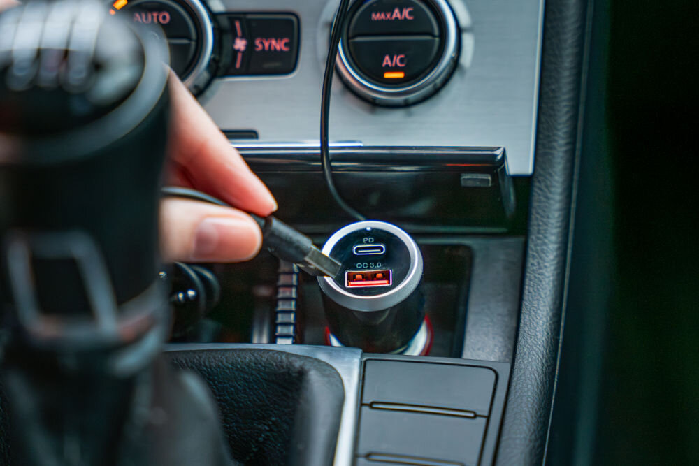 Transmiter FM GOLDENLINE FT900 podłączanie kabla z końcówką USB-A