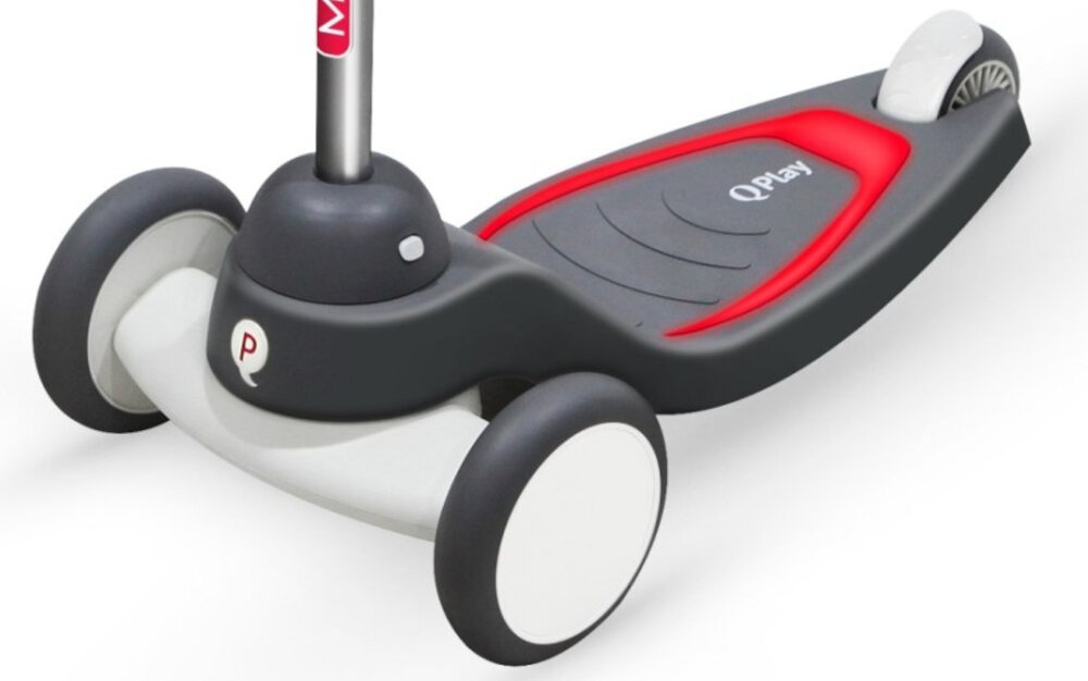 Hulajnoga dla dzieci QPLAY Mika Czerwony podest szeroki z tworzywa sztucznego powloka antyposlizgowa wbudowane swiatla LED w kolorystyce hulajnogi przycisk trzy tryby swiecenia pelna niska moc swiecenia szybkie swiecenie zasianie 4 baterie typu AAA