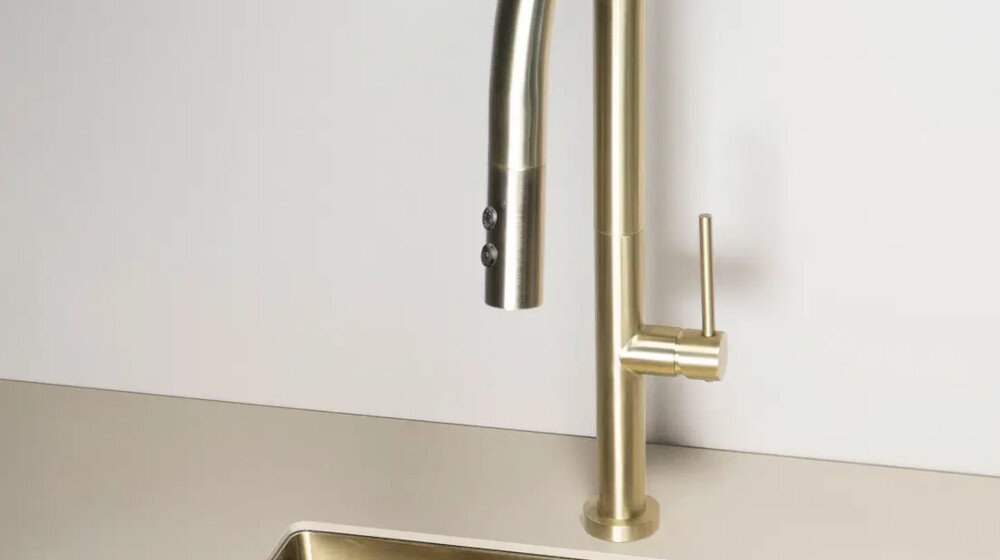 BATERIA KUCHENNA DEANTE Olfato BQO R72M zdjęcie lifestyle kuchnia blat zlewozmywak mosiądz chromowe wykończenie trwałość estetyka wygląd dodatek do kuchni funkcjonalność wygląd kolor czarny chrom