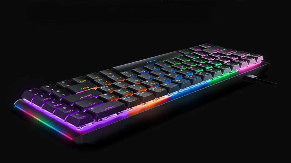 Klawiatura RAMPAGE Rebel Smukła, niskoprofilowa forma Obniżona wysokość klawiszy Kompaktowy format 65% - klawiatura od tyłu na czarnym tle pod kątem