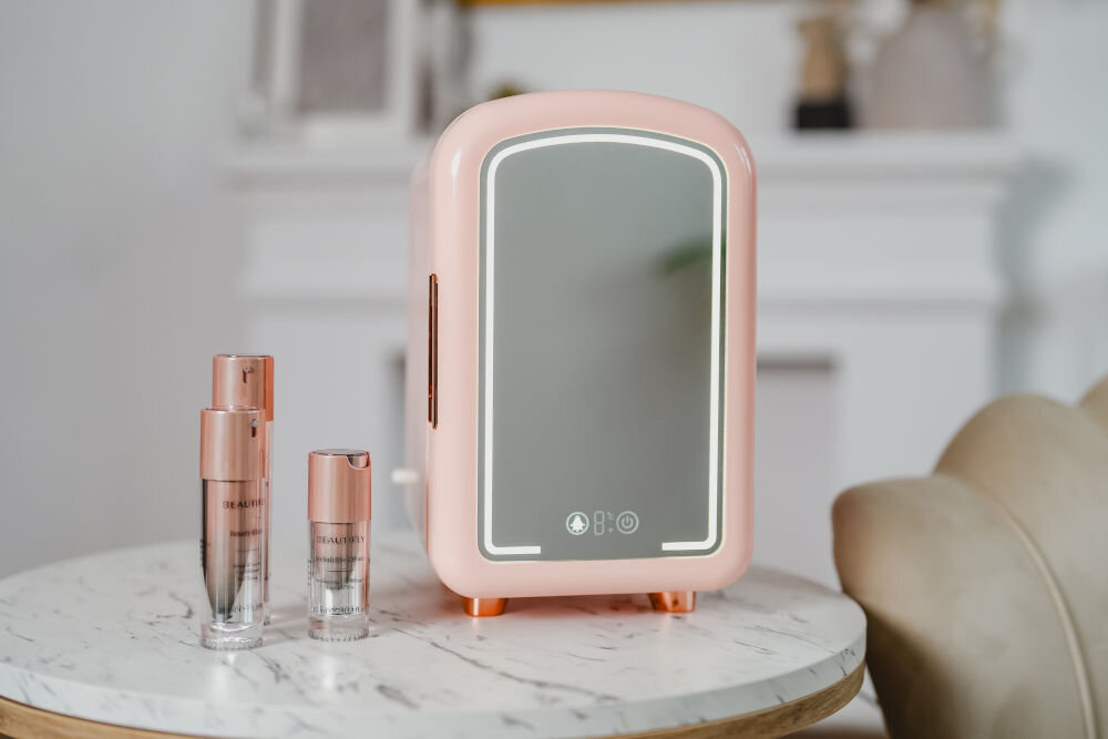 Lodówka kosmetyczna BEAUTIFLY Blush Cosmetic Refrigerator With Led Mirror stylowy design technologia elegancki dodatek kazde wnętrze intuicyjny dotykowy panel eleganckie lustrzane drzwiczki łatwa obsługa estetyczny wygląd 