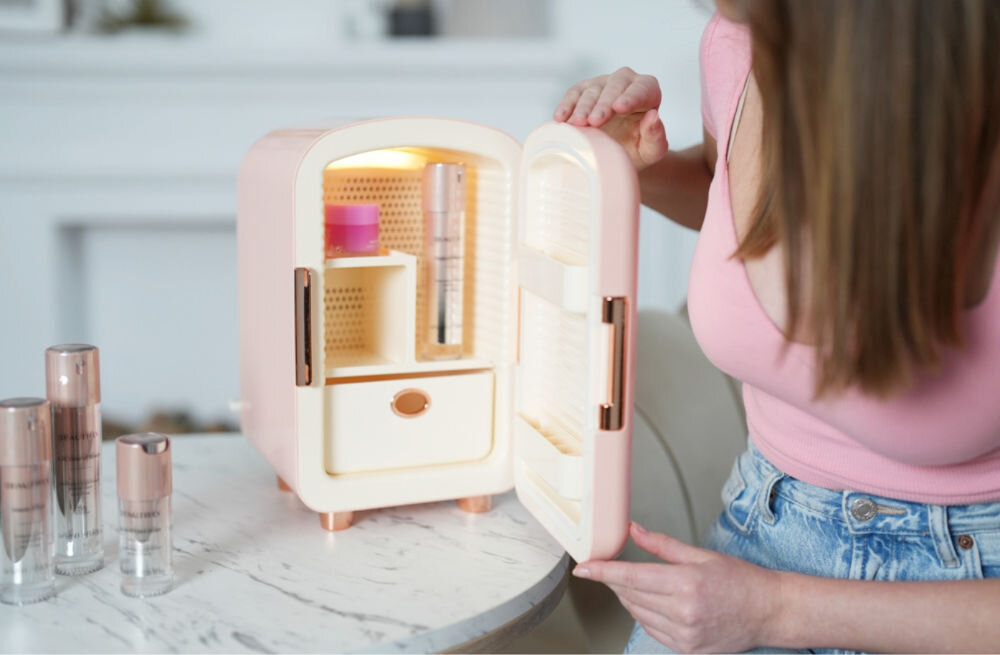 Lodówka kosmetyczna BEAUTIFLY Blush Cosmetic Refrigerator With Led Mirror technologia chłodzenia przyjazne dla środowiska niskie zużycie energii wydłużona żywotność wysoka efektywność energetyczna minimalny wpływ na środowisko naturalne zmniejszone koszty eksploatacji wsparcie ochrony planety redukcja emisji szkodliwych substacji do atmosfery  