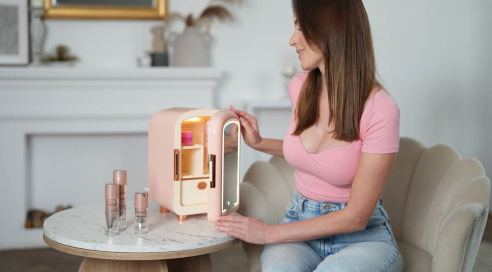 Lodówka kosmetyczna BEAUTIFLY Blush Cosmetic Refrigerator With Led Mirror kompaktowa lekka do każdego wnętrza wygoda funkcjonalność elegancki styl oszczędność przestrzeni organizacja codziennych przedmiotów  