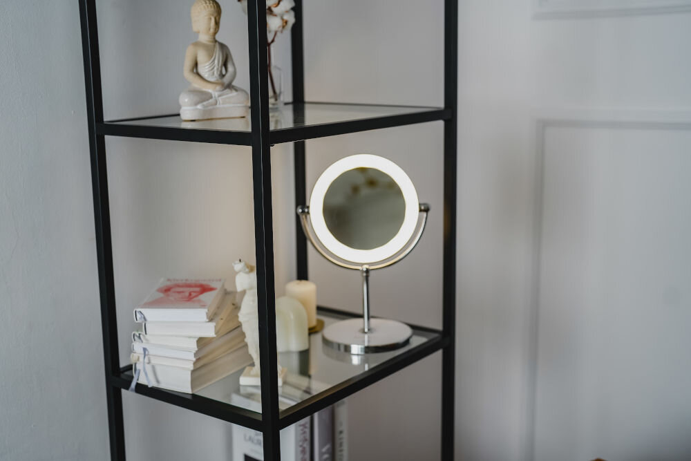 Lusterko kosmetyczne BEAUTIFLY Looking Glass panel dotykowy funkcjonalność łatwość obsługi regulowanie jasności oświetlenia włączanie wyłączanie usprawnienie codziennej rutyny